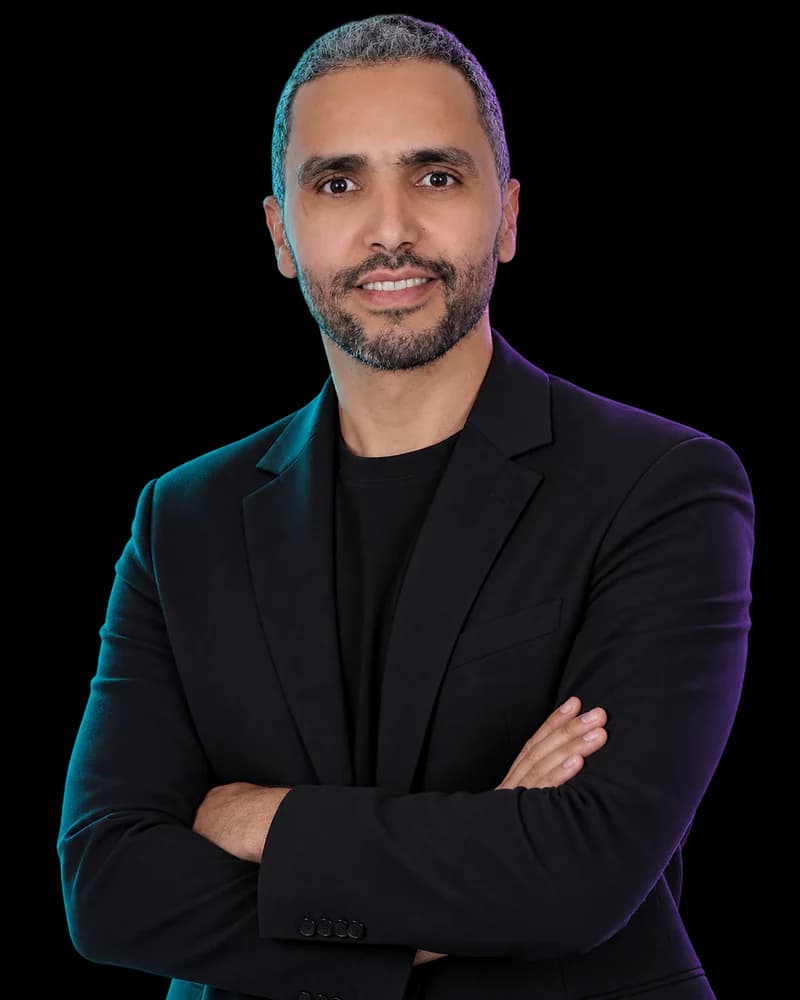 Portrait de M. Hassan, expert en marketing digital chez H24 SERVICE